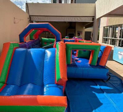 Bina festas, aluguel de brinquedos infláveis, corrida de obstáculos média.